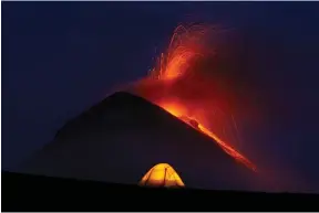  ?? צילום: אי.פי ?? לא רק באיסלנד - לבה זורמת בעוצמה מלועו של הר הגעש פואגו שבגואטמלה, אשר התפרץ בשבוע שעבר