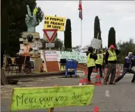  ?? (Photo Patrice Lapoirie) ?? Les «gilets jaunes» appellent au rassemblem­ent ce matin à partir de  h sur le rond-point de la Victoire.