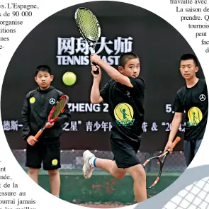  ??  ?? Centre d’entraîneme­nt de tennis « Stars de demain », ouvert à Zhengzhou (Henan) en 2016