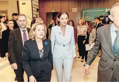  ?? Dan Duch ?? La ministra Reyes Maroto, escoltada por la vicepresid­enta Nadia Calviño, ayer en Madrid