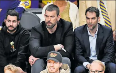  ?? ?? Marc Gasol y José Manuel Calderón, atentos al partido entre Los Angeles Lakers y los Memphis Grizzlies.