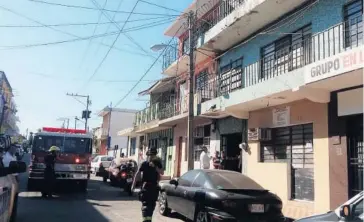  ?? EL DEBATE ?? &gt; Bomberos realizando el rescate del sujeto.