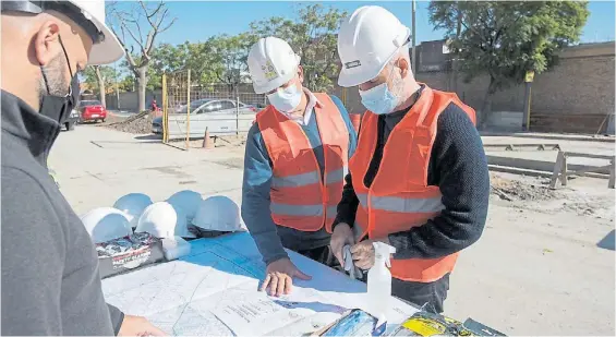  ??  ?? Recorrida. Horacio Rodríguez Larreta revisa ayer las obras del arroyo Cildáñez, donde se instala un nuevo caño para evitar inundacion­es en el Sur.