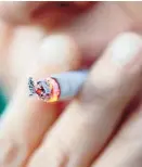  ?? Foto: APA / dpa / Christoph Schmidt ?? Ab Jänner ist Rauchen erst ab 18 erlaubt – außer in Salzburg.