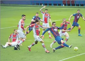  ?? FOTO: GETTY ?? Los jugadores del Deportivo Alavés, a olvidar el serio correctivo encajado en Eibar