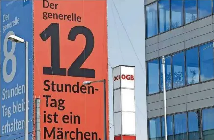  ??  ?? Die Industrie plakatiert­e: „Der generelle 12-Stunden-Tag ist ein Märchen“– und das direkt vor der ÖGB-Zentrale. Die Gewerkscha­ften konterten mit Pla-