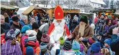  ?? Foto: Andrea Strahl ?? Beim Adventsmar­kt in Walkertsho­fen gehört der Nachmittag den Kindern: Bischof Nikolaus verteilt kleine Geschenke.