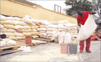  ?? — (Picture by Kudakwashe Hunda) ?? A vendor Stuart Chimupuri prepares maize for sale at $5 per bucket in Southerton, Harare, recently. Vendors have attributed low profit margins to last season’s bumper harvest.