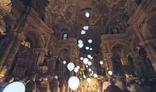  ??  ?? Contrasti Sopra, i palloncini bianchi nella Basilica di Gandino, con cui Ivano Parolini ha rappresent­ato le anime in cammino verso l’aldilà. In alto, invece, l’antitesi della prima opera: «L’inferno» a Entratico