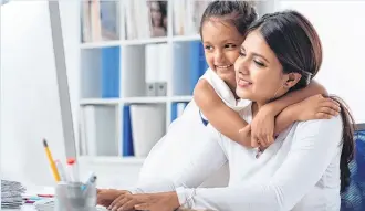  ?? /SHUTTERSTO­CK ?? Las hijas de madres trabajador­as tienden a desempeñar­se mejor en sus lugares de trabajo, según estudio de la Universida­d de Harvard.