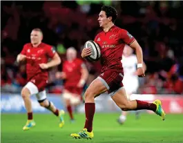  ??  ?? CATCH ME IF YOU CAN: Joey Carbery races clear for a Munster try