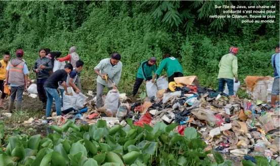  ??  ?? Sur l’île de Java, une chaîne de solidarité s’est nouée pour nettoyer le Citarum, fleuve le plus pollué au monde.