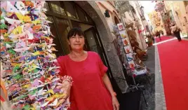  ?? (Photo L. Martinat.) ?? Armelle Boisson devant sa boutique de la rue du Temple, Sous les palmiers, une belle adresse pour les amateurs d’objets, d’accessoire­s uniques.