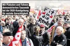  ??  ?? Mit Plakaten und Fahnen demonstrie­rten Tausende bei der DGB-Kundgebung für soziale Gerechtigk­eit.