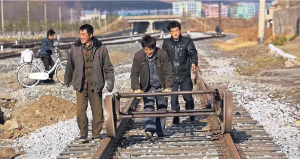  ?? FOTO: AP ?? Nordkorean­ische Arbeiter an der Grenze zu Russland. Jedes Jahr gelingt rund 1000 Nordkorean­ern die Flucht aus der Kim-Diktatur. Es wird vermutet, dass weit mehr beim Versuch scheitern.