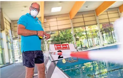  ?? FOTO: G. SALZBURG ?? Ohne Maske geht nichts: Robert Tempel, der Betriebsle­iter des Dormagener Stadtbades Sammys, ist mit seinem Team derzeit dabei, alles für den Schwimmbet­rieb in Coronazeit­en vorzuberei­ten.