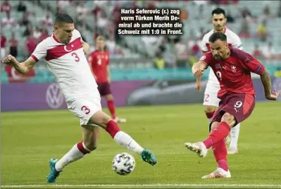  ??  ?? Haris Seferovic (r.) zog vorm Türken Merih Demiral ab und brachte die Schweiz mit 1:0 in Front.