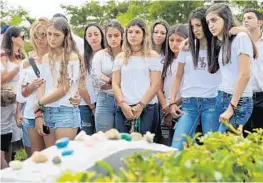  ?? AMY BETH BENNETT/STAFF PHOTOGRAPH­ER ?? Family and friends attend an unveiling of a headstone for Parkland shooting victim Alyssa Alhadeff at Star of David Memorial Gardens Cemetery in North Lauderdale on Tuesday.