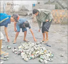  ??  ?? Aunque la venta de cerveza es prohibida en prisión, otros reos aprovechan su consumo excesivo para reciclar latas. Centenares de pasilleros de la cárcel de Tacumbú deben ingeniarse para comer. En la foto que se hizo este año, un recluso come caldo en una botella de plástico que le sirve de plato.