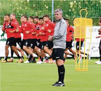  ?? FOTO: CHRISTOF WOLFF ?? Alltag in Fortuna Düsseldorf­s Trainingsl­ager Maria Alm: Trainer Friedhelm Funke während einer Laufeinhei­t.