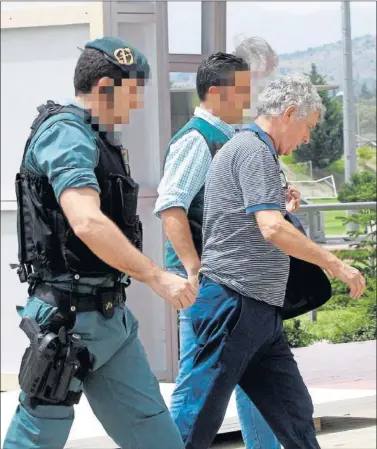  ??  ?? PRIMEROS REGISTROS. Villar llega a la Federación acompañado por agentes de la Guardia Civil.