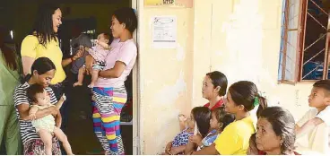  ??  ?? Mayor Melissa Dela Cruz talks to the mothers in the municipali­ty.