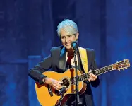  ??  ?? Qui a sinistra Joan Baez, che sarà a Verona il 5 agosto al Romano per il suo «Fare thee well tour». Qui a destra la coreografi­a Agwa, con 800 bicchieri sul palco