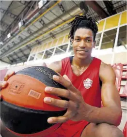  ?? Marc Martí Font ?? Yves Pons, en el pabellón del Bàsquet Girona.