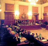  ??  ?? La sala consiliare del comune di Bari durante una seduta