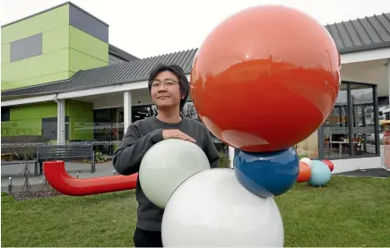  ?? MARTIN DE RUYTER/STUFF ?? Seung Yul Oh with his Form in Formation sculpture outside the Richmond Library in Queen St. Oh has created other public sculptures in Auckland, Hamilton, Tauranga and Christchur­ch, and recently completed a commission in China.