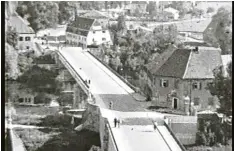  ?? Foto: Bernhard Mahler ?? Ein Bild aus einem Neuburg Film von 1954 mit Blick von der Schlosster­rasse auf die Brücke anno dazumal – ohne Stau.