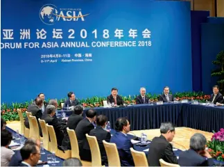  ?? Xinhua ?? 11 de abril de 2018. El presidente chino, Xi Jinping, se reúne con empresario­s chinos y extranjero­s asistentes a la conferenci­a anual del Foro de Boao para Asia.