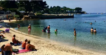  ?? ?? À Antibes, et sur tout le littoral, vous pouvez bronzer utile en télécharge­ant l’appli Rivages, qui permet de mesurer la limite du jet de rive, et observer si la plage recule ou avance. (Photo Eric Ottino)