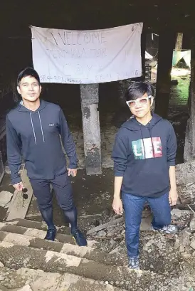  ??  ?? Director Joyce Bernal (right) and her Spring Films coproducer Piolo Pascual visit the ground zero of the Marawi siege