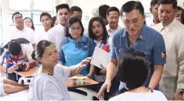  ?? AL PADILLA ?? Concern for the needy. Sen. Bong Go visits patients at the Rizal Medical Center in Pasig after launching the Malasakit Center.