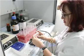  ??  ?? Especialis­tas y técnicos en Farmacia y Química son la mayoría de los trabajador­es del centro. | foto: Agustín Borrego Torres