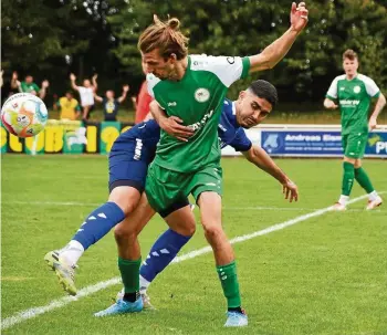  ?? JANINE VOLBERT ?? Joaquin Castanares (im blauen Trikot) im Zweikampf mit dem Weimarer Christoph Rezler. Der Thüringenl­iga-absteiger kassierte die erste Saisonplei­te in Neustadt.