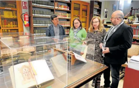  ?? // H. FRAILE ?? Enrique García, Dolores de Ancos, y Flor Martín con el diputado de Cultura, Tomás Arribas, en el Archivo