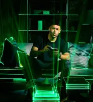  ??  ?? English footballer Alex Oxlade-Chamberlai­n is the first person to try out Three’s new Call of Duty 5G experience in the UK. The operator has yet to dip its toes in the Irish 5G market