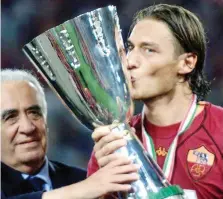  ?? ANSA ?? Franco Sensi e Francesco Totti nel 2001