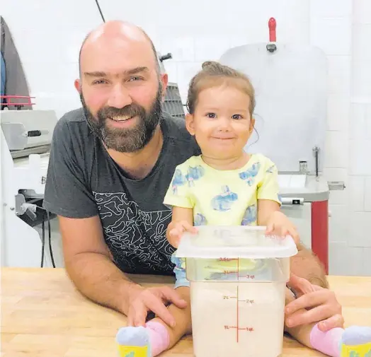  ?? CORTESÍA DE PABLO RAMÍREZ ?? Pablo Ramírez y su hija Emilia posan orgullosos con su masa madre. Durante 12 años, esa masa ha sido la materia prima de Cumpanis, panadería artesanal que nació en la conocida Feria Verde, de Barrio Aranjuez.