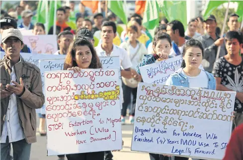  ?? PATTANAPON­G HIRUNARD ?? Labour activists rally in Samut Sakhon’s Muang district to mark Internatio­nal Migrants Day yesterday. About 300 representa­tives from the Migrant Worker Rights Network, the State Enterprise­s Workers’ Relations Confederat­ion, the Thai Labour Solidarity...