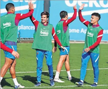  ?? ?? Riqui Puig y Coutinho, en un entrenamie­nto reciente del Barça.