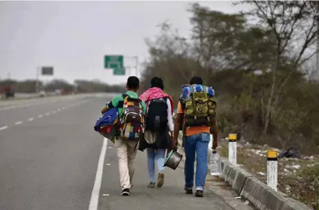  ?? (MARTIN MEJIA/AP PHOTO) ?? Migrants vénézuélie­ns sur la route panamérica­ine peu après leur entrée au Pérou.