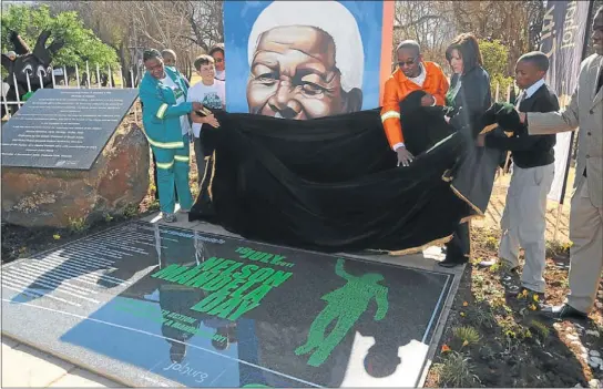  ?? PHOTO: ENOCH LEHUNG ?? MANDELA’S LEGACY: Executive mayor of Johannesbu­rg Mpho Parks Tau unveils a plaque at Thokoza Park in Soweto in celebratio­n of Mandela Day last year.