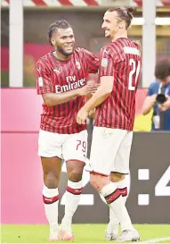  ?? — Gambar AFP ?? TERNYATA LEGENDA: Ibrahimovi­c (kanan) meraikan gol jaringan bersama rakan sepasukan pada perlawanan itu.