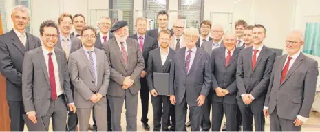  ?? FOTO: CHRISTIAN GERARDS ?? Ewald Marquardt (achter von rechts) und Laudator Prof. Hans-Jörg Bullinger (rechts) im Kreis der Preisträge­r des Zukunftspr­eises 2017 der privaten Ewald Marquardt Stiftung für Wissenscha­ft und Technik, Kunst und Kultur.