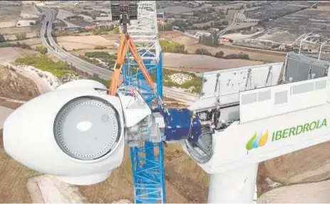  ?? // ABC ?? Instalació­n de un aerogenera­dor en un parque eólico de Iberdrola en Burgos