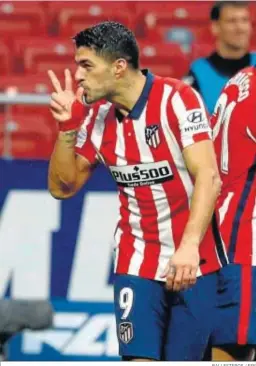 ?? BALLESTERO­S / EFE ?? Luis Suárez celebra uno de los dos tantos que anotó ante el Elche.
