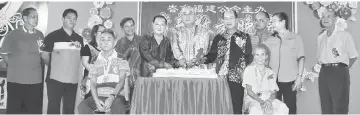  ??  ?? Adam (centre), Gerawat (right) and Chong (left) jointly cut the celebratio­n cake.